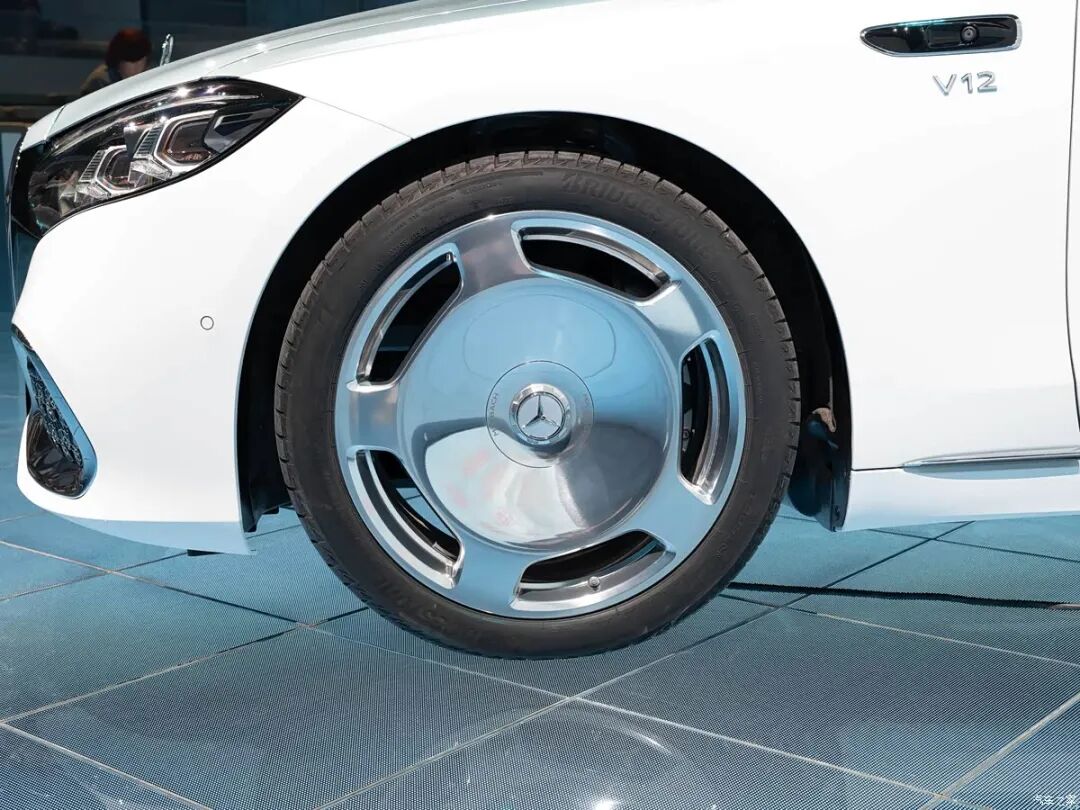 V12发动机，850牛·米+205牛·米，头等舱级体验谁不想要！