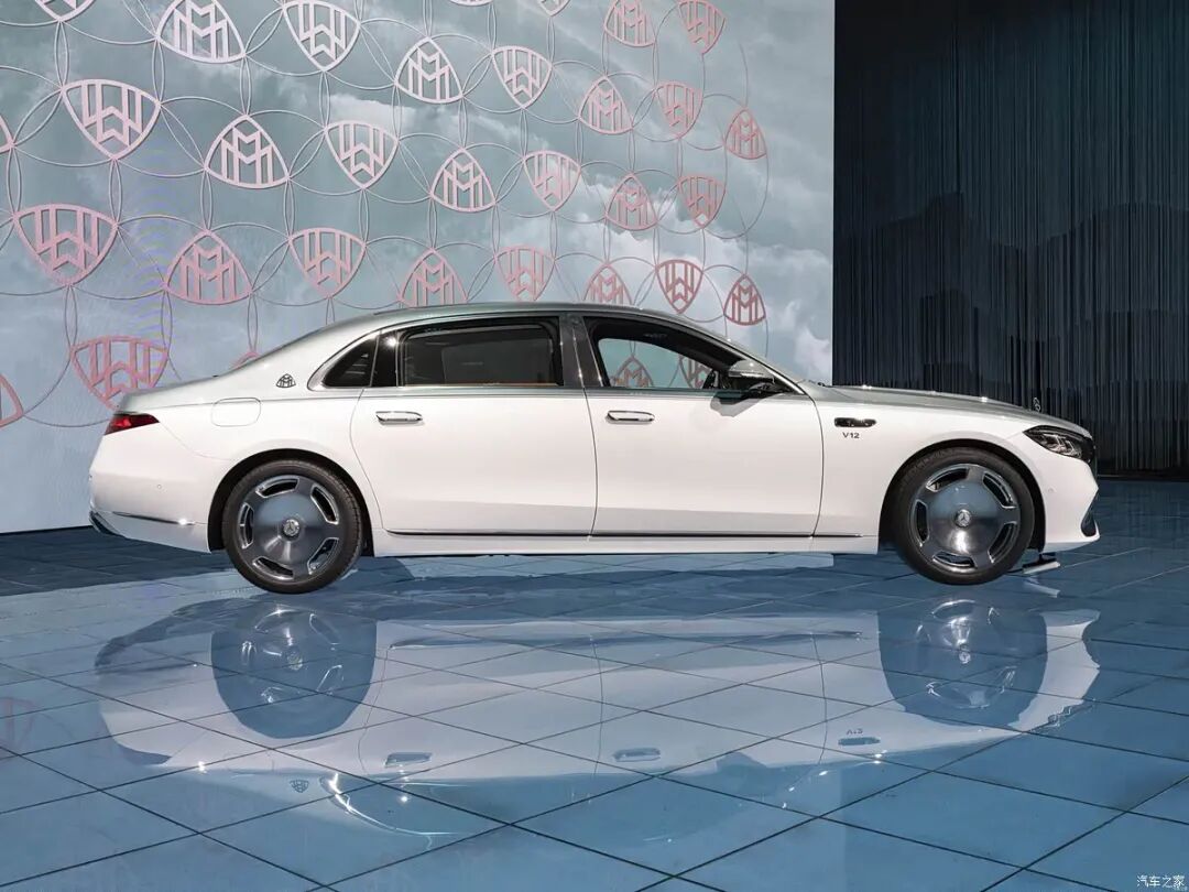 V12发动机，850牛·米+205牛·米，头等舱级体验谁不想要！