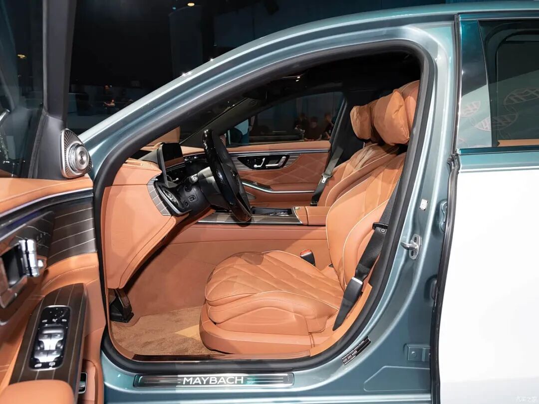 V12发动机，850牛·米+205牛·米，头等舱级体验谁不想要！