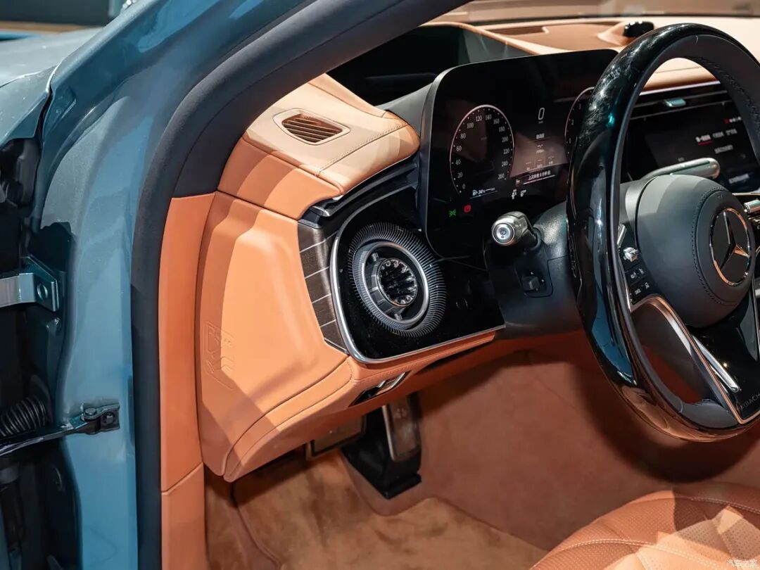 V12发动机，850牛·米+205牛·米，头等舱级体验谁不想要！