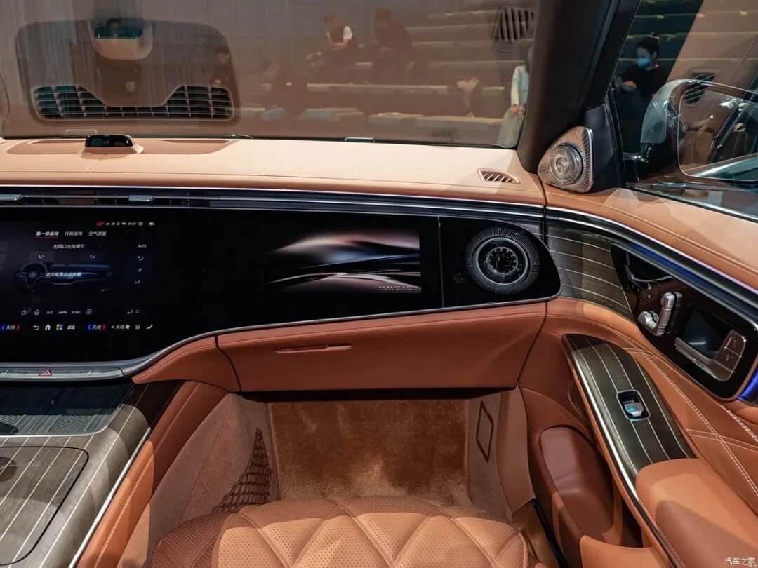 V12发动机，850牛·米+205牛·米，头等舱级体验谁不想要！