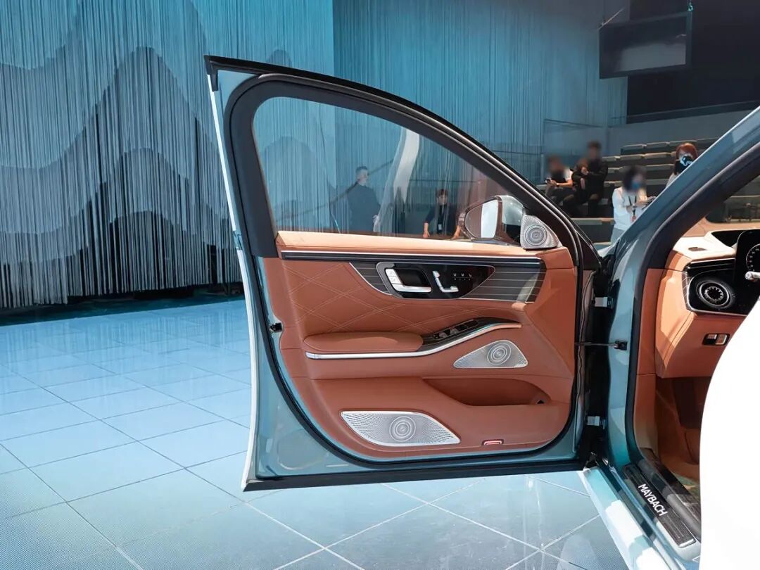 V12发动机，850牛·米+205牛·米，头等舱级体验谁不想要！