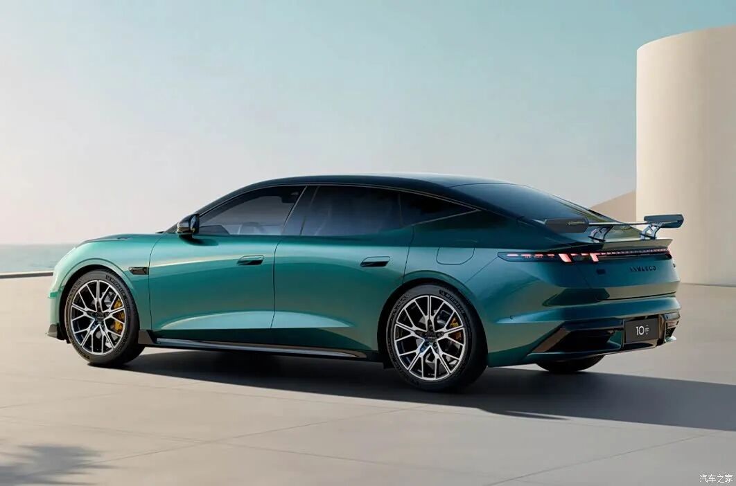 925马力、四驱，碳纤维后扰流板，21英寸锻造轮圈，经典能否再复刻？