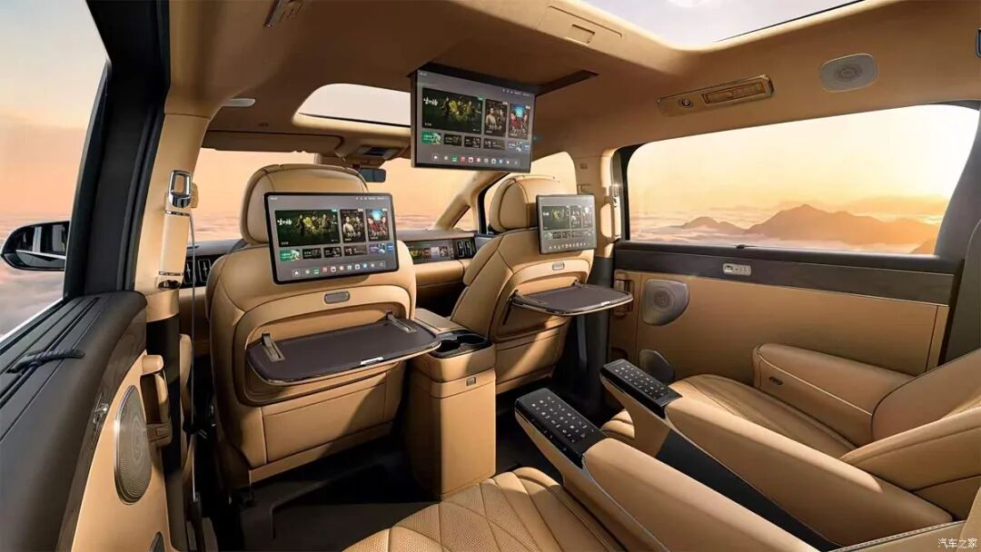 二排吸顶屏+天神之眼5.0！二代刀片电池+闪充！百公里才6个多油，这车太香了！