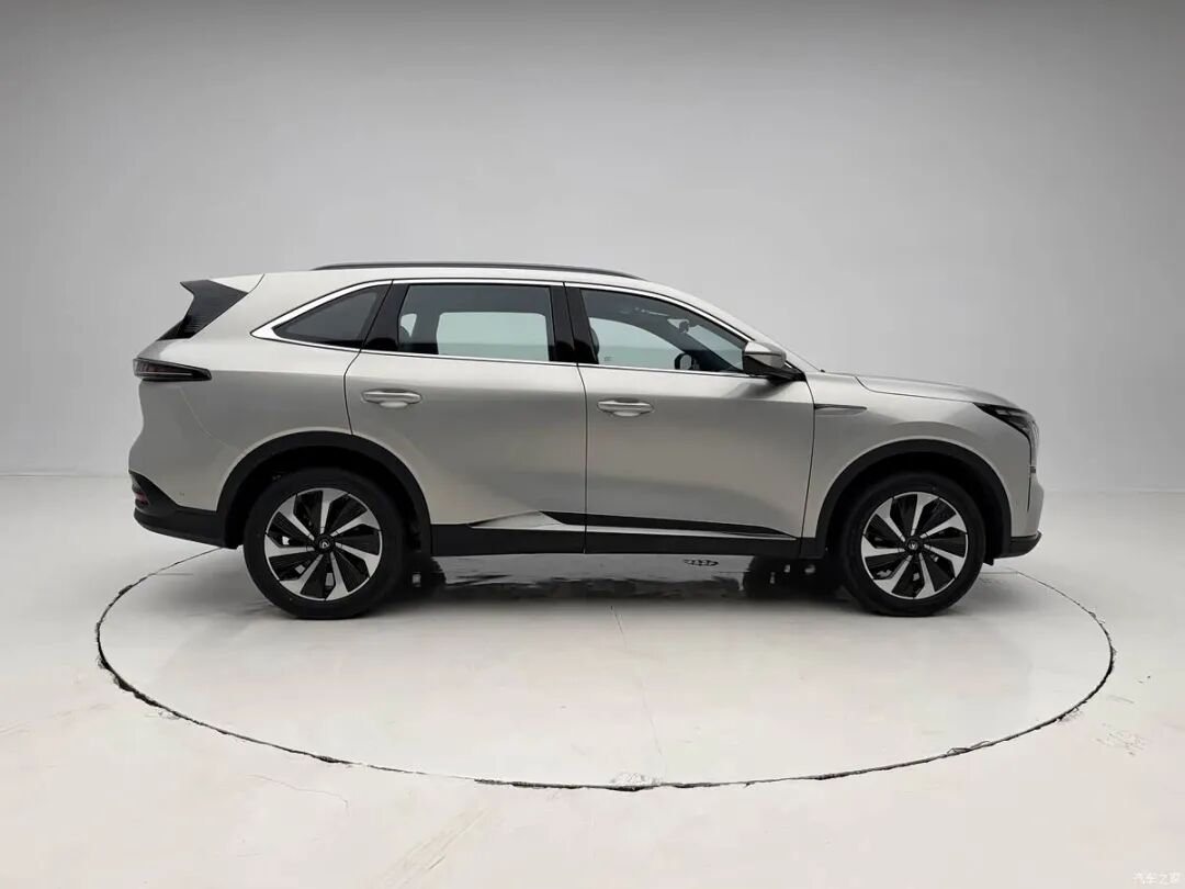 轴距2800mm,三联大屏,蓝鲸超擎混动技术,省油又省钱!网友:就等价格了!