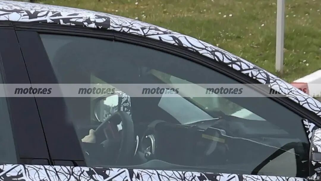 续航超700km！预计近千马力，内饰三联屏！贴地姿态战斗感拉满！