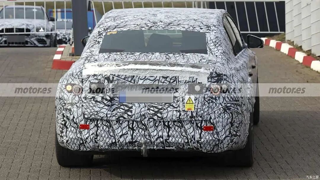 续航超700km！预计近千马力，内饰三联屏！贴地姿态战斗感拉满！