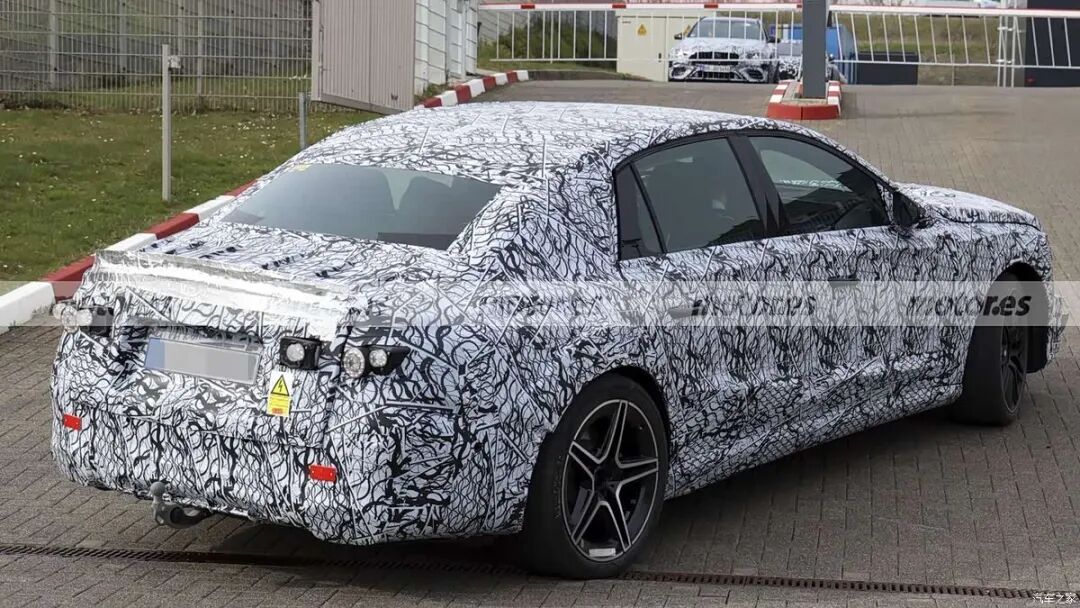 续航超700km！预计近千马力，内饰三联屏！贴地姿态战斗感拉满！