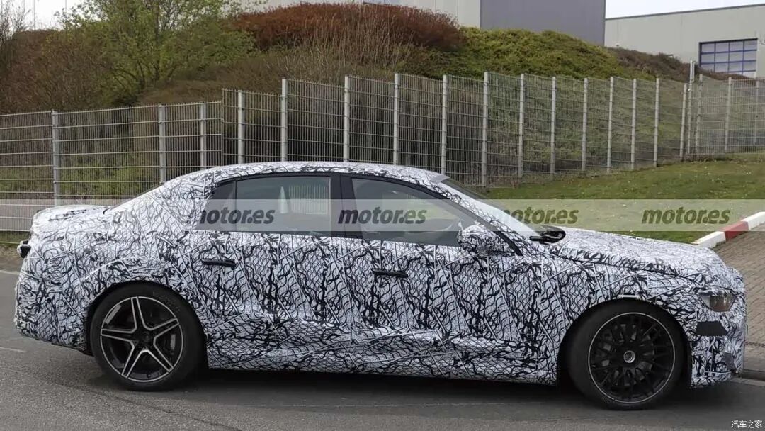 续航超700km！预计近千马力，内饰三联屏！贴地姿态战斗感拉满！