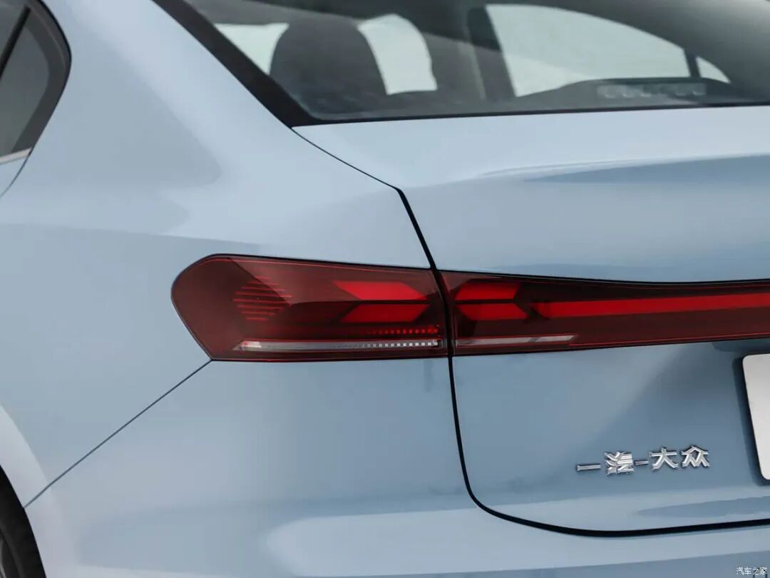 7.98万起买代步车！1.5L/1.5T两种动力，贯穿式尾灯，小鸭尾，选它还是选朗逸Pro/朗逸新锐？