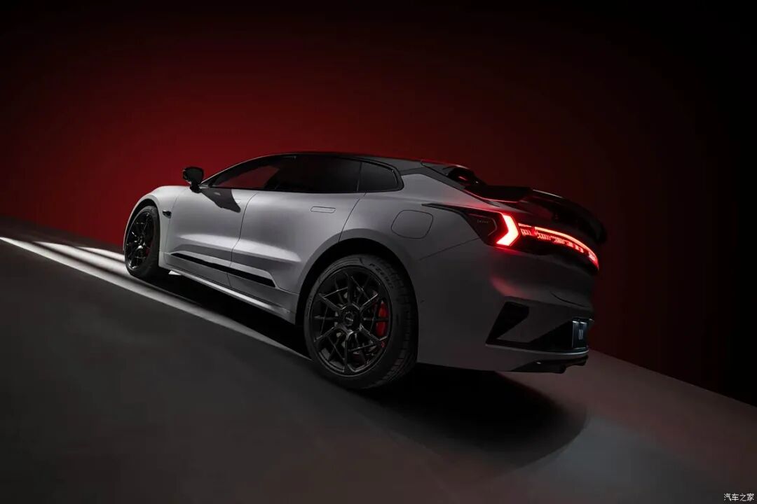 KW避震、碳纤维扰流板、22英寸锻造轮圈、Brembo卡钳！这车帅爆了！