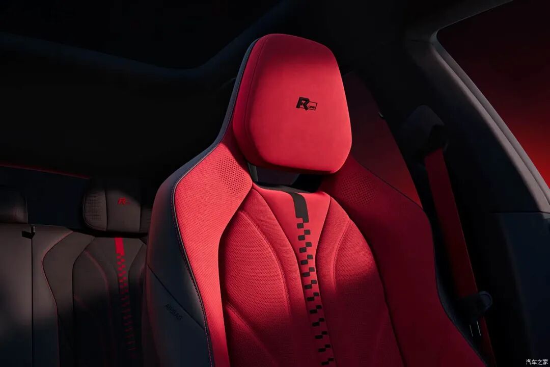 KW避震、碳纤维扰流板、22英寸锻造轮圈、Brembo卡钳！这车帅爆了！