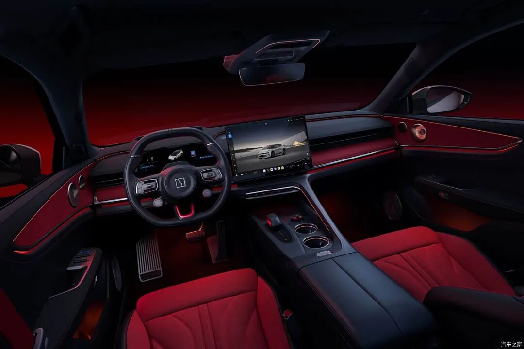 KW避震、碳纤维扰流板、22英寸锻造轮圈、Brembo卡钳！这车帅爆了！