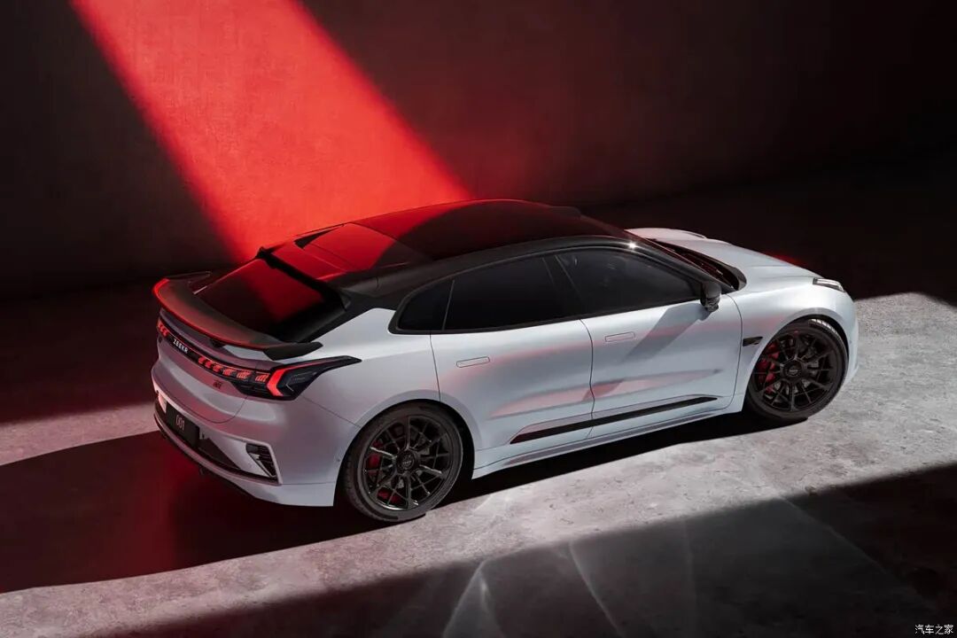 KW避震、碳纤维扰流板、22英寸锻造轮圈、Brembo卡钳！这车帅爆了！