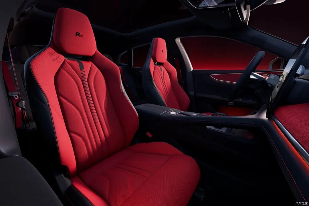 KW避震、碳纤维扰流板、22英寸锻造轮圈、Brembo卡钳！这车帅爆了！