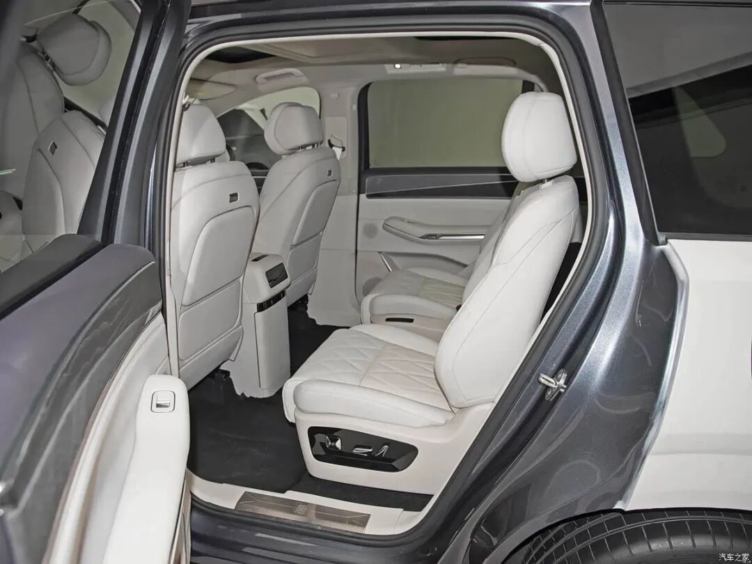 车长5米2多,轴距超3米1,云辇-A、双腔空气悬架,40万买SUV你会选它吗?