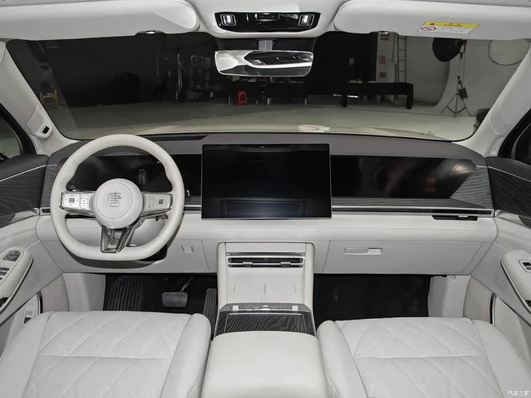 车长5米2多,轴距超3米1,云辇-A、双腔空气悬架,40万买SUV你会选它吗?