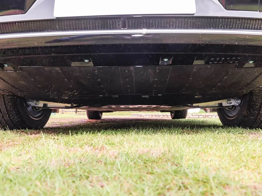 飞鱼底盘3.0，四驱，663牛・米，“冰箱彩电大沙发”都不缺！就等价格了！