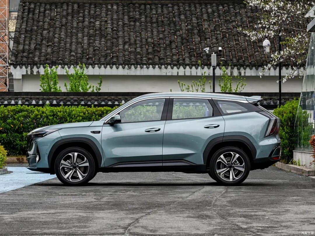 限时11.99万！直瀑式格栅，贯穿式尾灯，2.9米超长灯带，选它还是长安CS75PLUS？