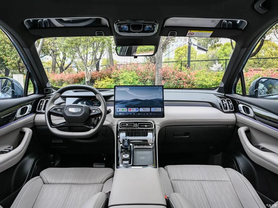 限时11.99万！直瀑式格栅，贯穿式尾灯，2.9米超长灯带，选它还是长安CS75PLUS？