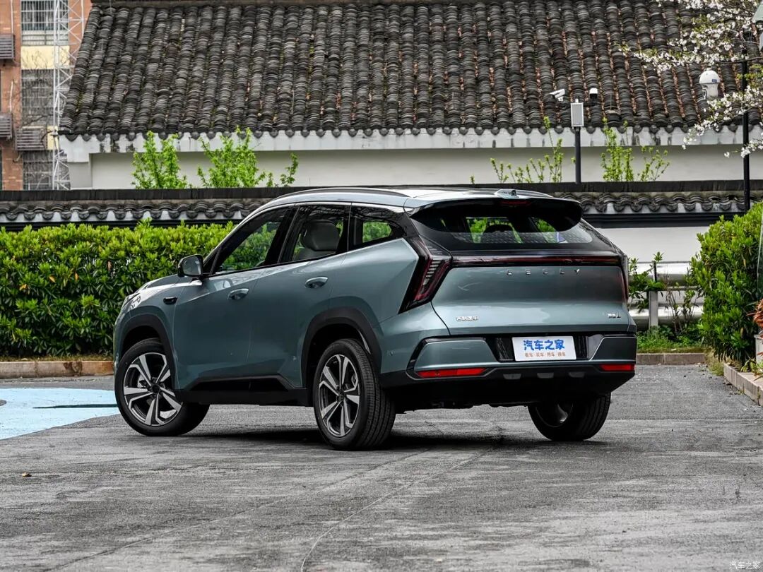 限时11.99万！直瀑式格栅，贯穿式尾灯，2.9米超长灯带，选它还是长安CS75PLUS？