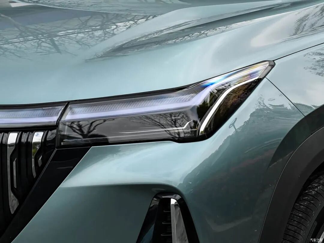 限时11.99万！直瀑式格栅，贯穿式尾灯，2.9米超长灯带，选它还是长安CS75PLUS？