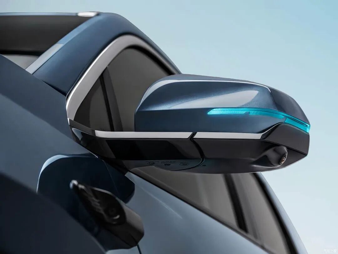 限时11.99万！直瀑式格栅，贯穿式尾灯，2.9米超长灯带，选它还是长安CS75PLUS？