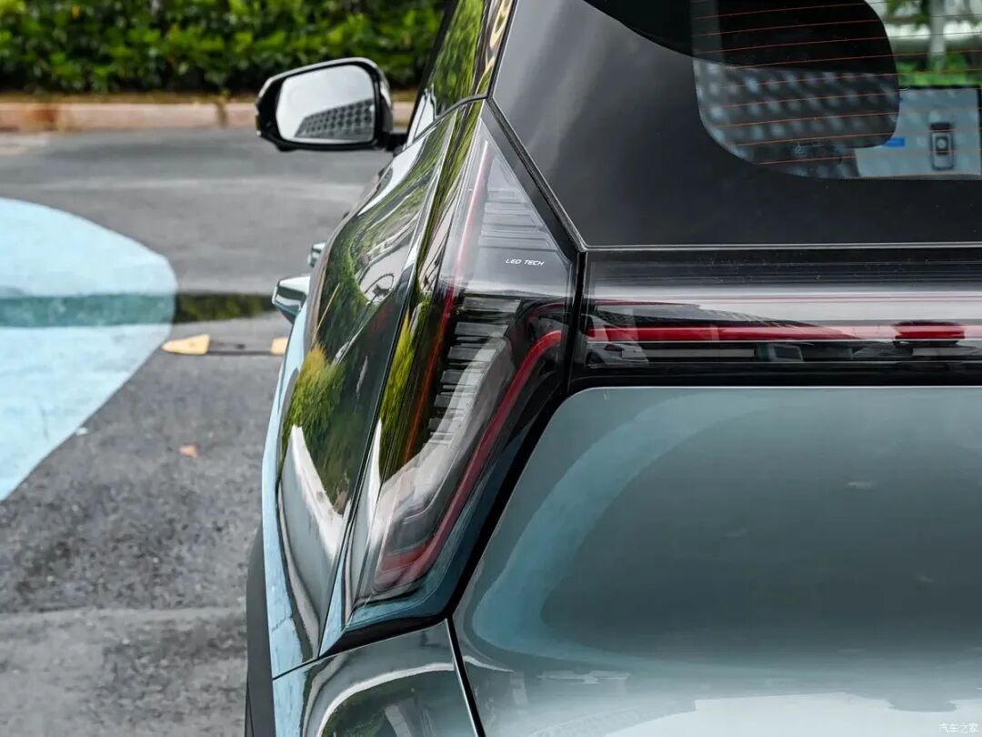 限时11.99万！直瀑式格栅，贯穿式尾灯，2.9米超长灯带，选它还是长安CS75PLUS？