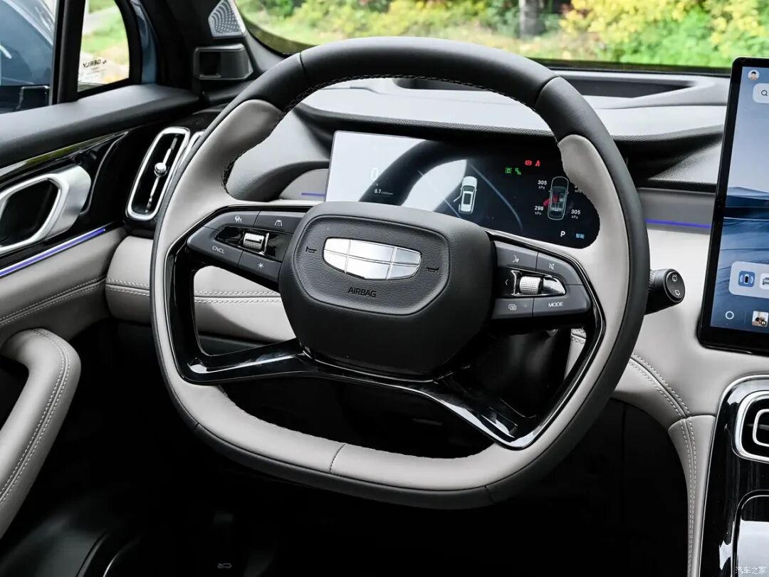 限时11.99万！直瀑式格栅，贯穿式尾灯，2.9米超长灯带，选它还是长安CS75PLUS？