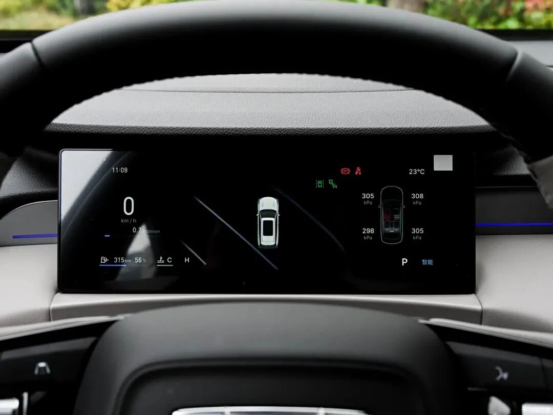 限时11.99万！直瀑式格栅，贯穿式尾灯，2.9米超长灯带，选它还是长安CS75PLUS？