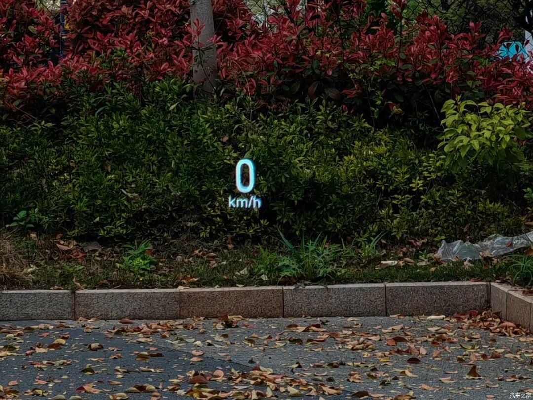 限时11.99万！直瀑式格栅，贯穿式尾灯，2.9米超长灯带，选它还是长安CS75PLUS？