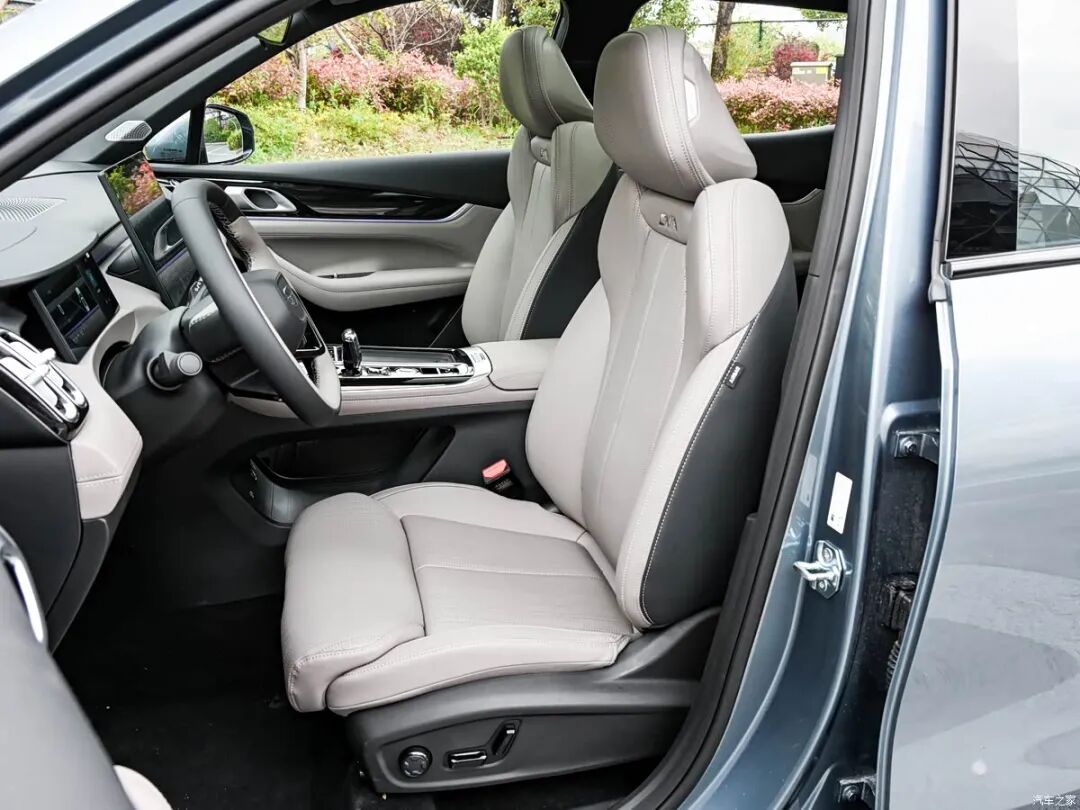 限时11.99万！直瀑式格栅，贯穿式尾灯，2.9米超长灯带，选它还是长安CS75PLUS？