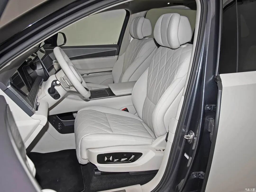 轴距超3米1，闪充、云辇-A、双腔空气悬架+道路预瞄，准备入手大型SUV的再等等！