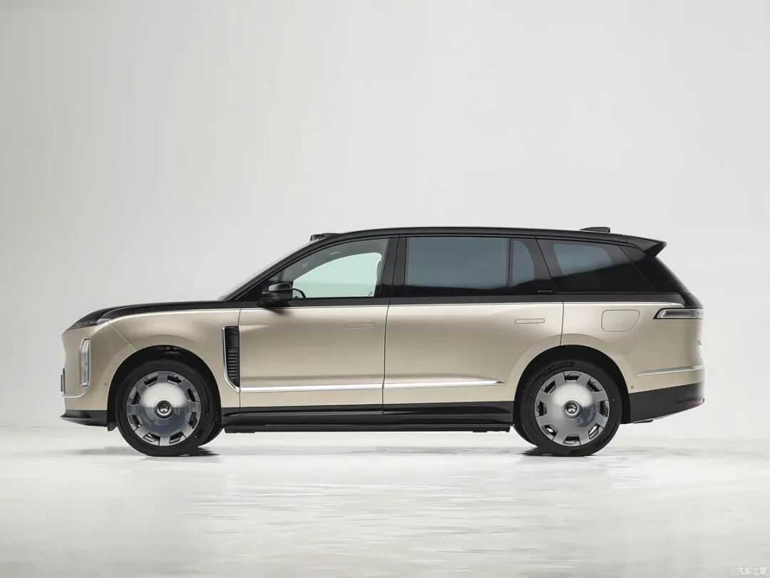 4.3秒破百，700牛·米，车长超5米3，2+2+2大六座，Nappa真皮，23英寸轮圈，行政级体验真心大气！