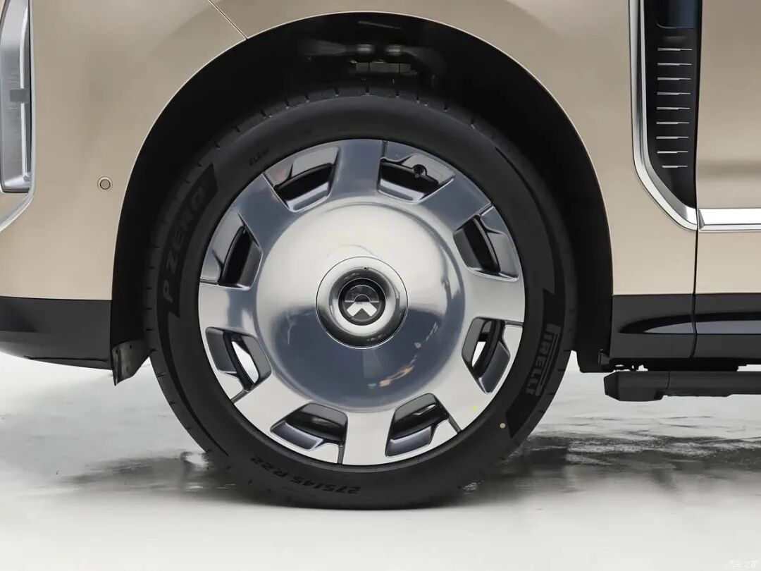 4.3秒破百，700牛·米，车长超5米3，2+2+2大六座，Nappa真皮，23英寸轮圈，行政级体验真心大气！