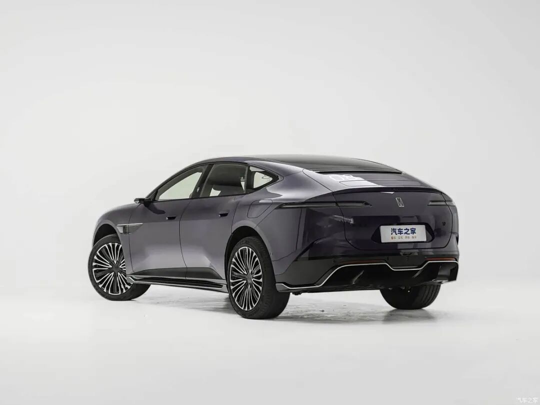 新增三电机，标配896线激光雷达，大溜背GT轿跑造型，29.39万起选它还是选奔驰宝马？