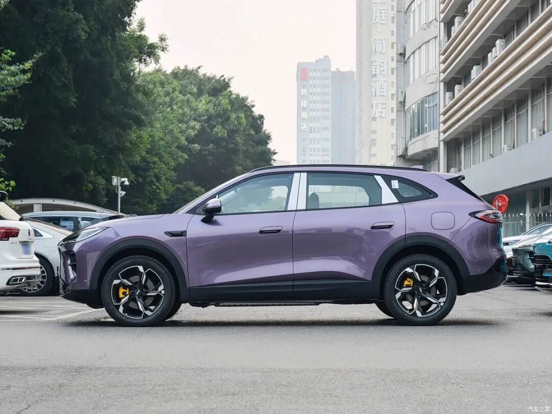 12.99万起！中型SUV杀入12万级市场？256色氛围灯、全景天幕，续航2000km！