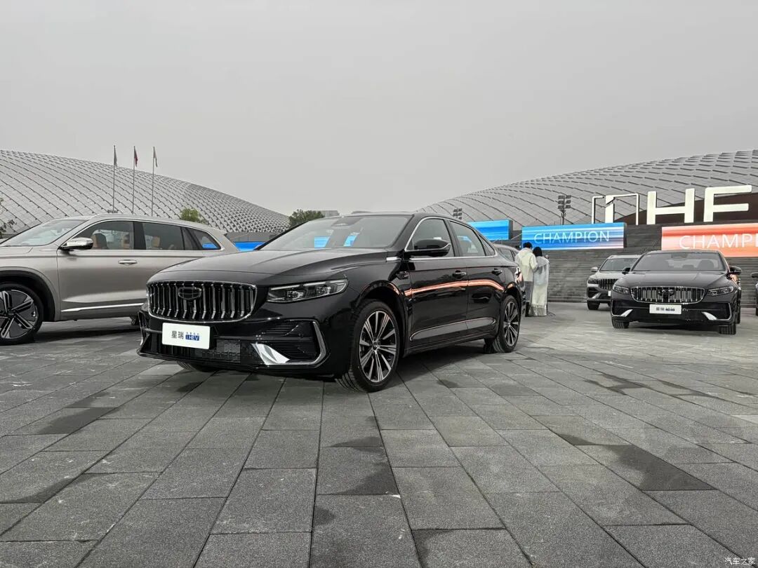 橙色内饰，双联屏，三幅式方向盘，这车百公里才不到5个油！