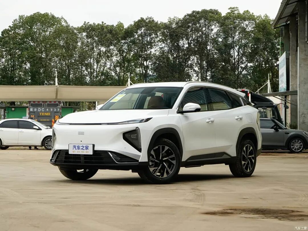 12.99万起！中型SUV杀入12万级市场？256色氛围灯、全景天幕，续航2000km！