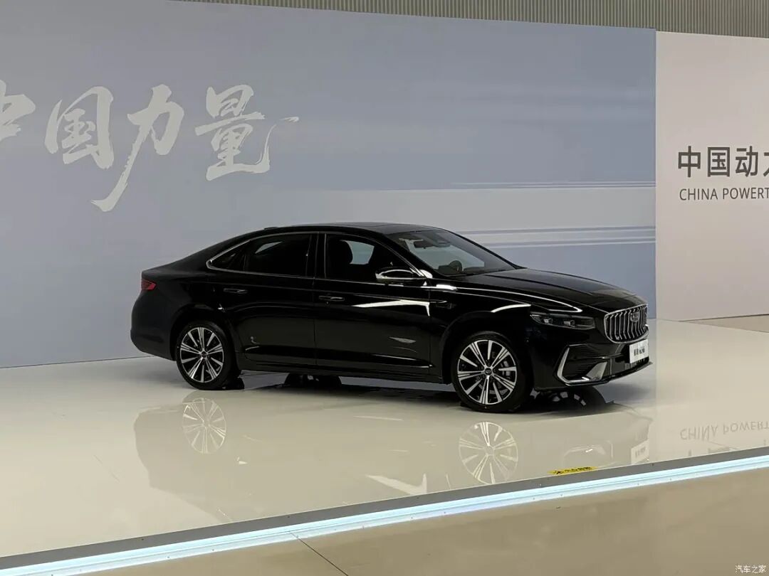 橙色内饰，双联屏，三幅式方向盘，这车百公里才不到5个油！