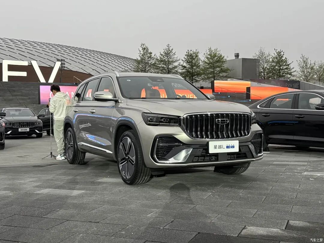 橙色内饰，双联屏，三幅式方向盘，这车百公里才不到5个油！