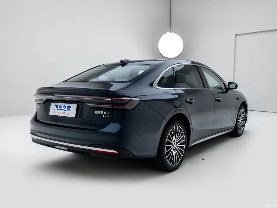 5.4秒破百+电四驱！10-15万买电混家轿，选它还是选秦L/海豹06？