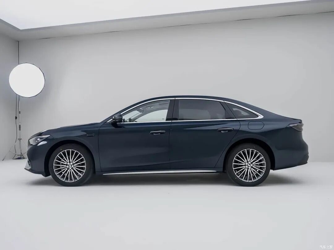 5.4秒破百+电四驱！10-15万买电混家轿，选它还是选秦L/海豹06？