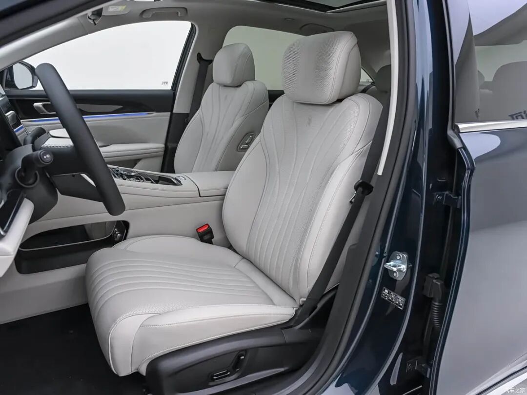 5.4秒破百+电四驱！10-15万买电混家轿，选它还是选秦L/海豹06？