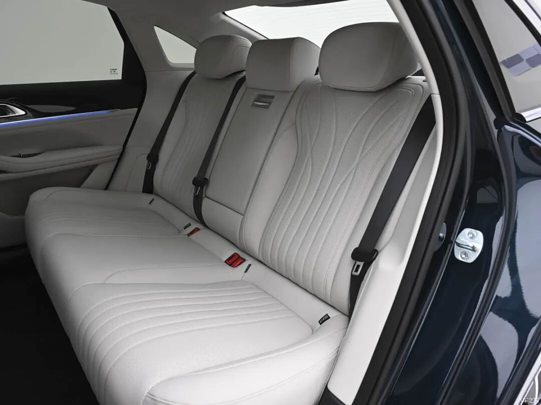 5.4秒破百+电四驱！10-15万买电混家轿，选它还是选秦L/海豹06？