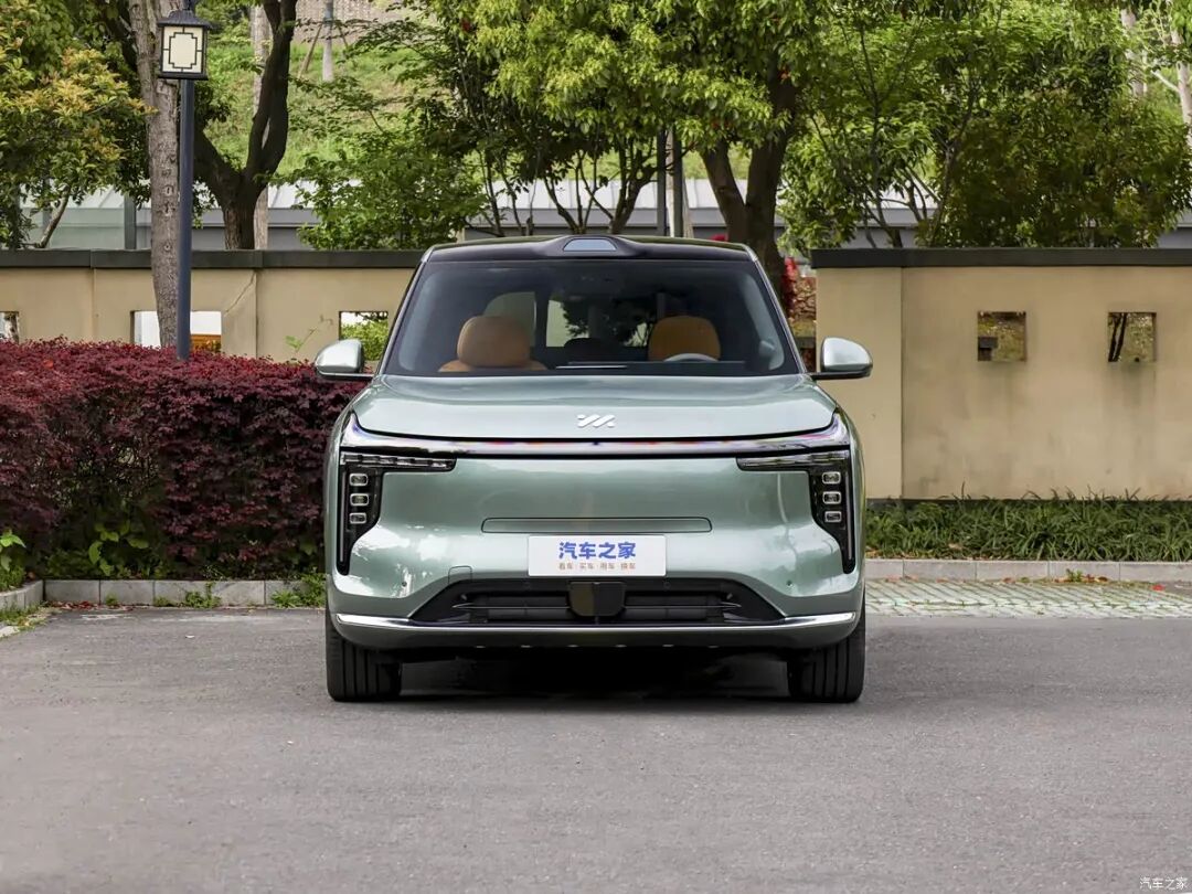 4.7秒破百，续航1605km，悬浮车顶，贯穿式尾灯，“冰箱、彩电、大沙发”，还有地暖？