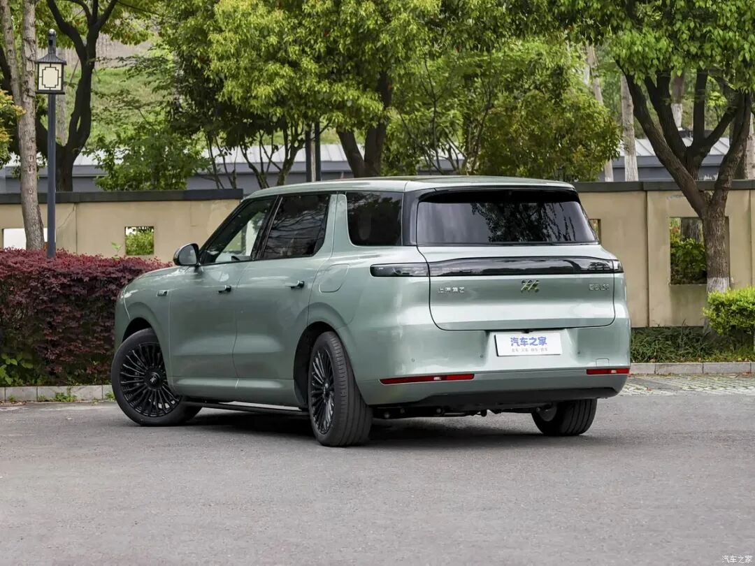 4.7秒破百，续航1605km，悬浮车顶，贯穿式尾灯，“冰箱、彩电、大沙发”，还有地暖？