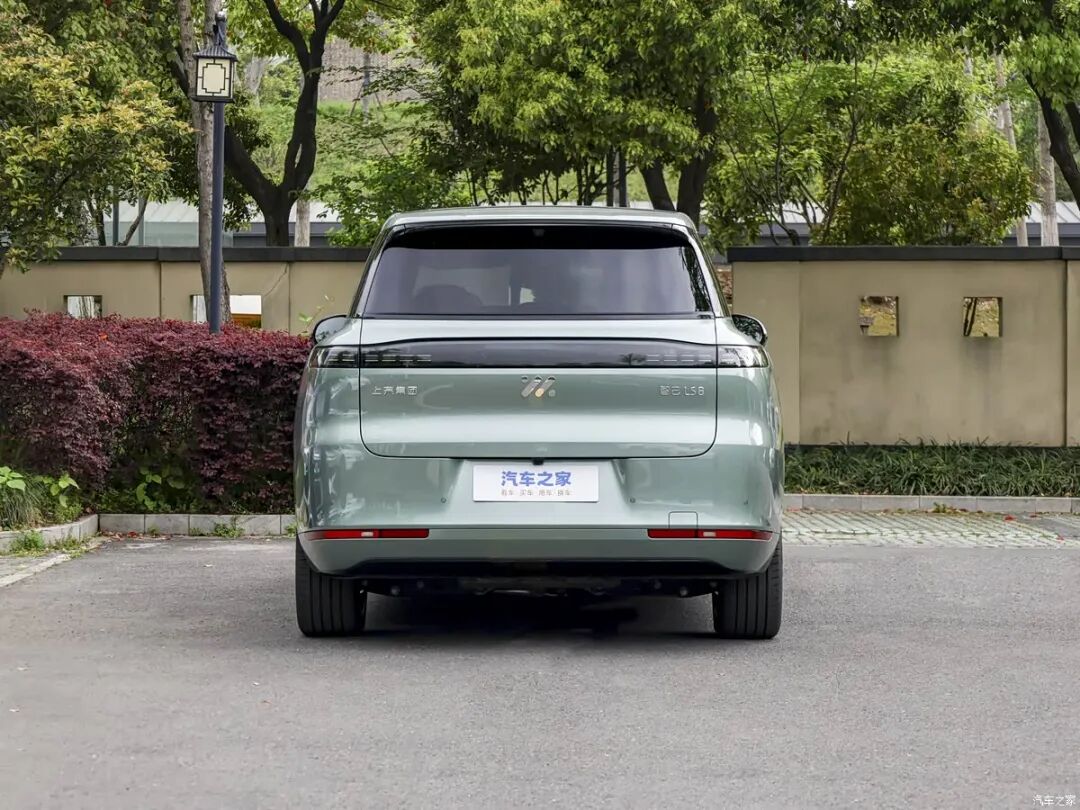 4.7秒破百，续航1605km，悬浮车顶，贯穿式尾灯，“冰箱、彩电、大沙发”，还有地暖？