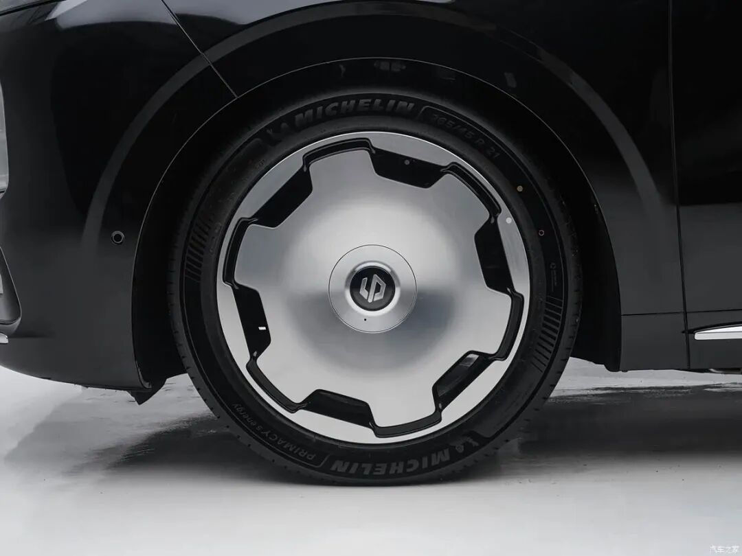 21.98万起！大型旗舰SUV，车长5米2多，天鹅绒顶棚，1600万色漫反射氛围灯，6座/7座可选！