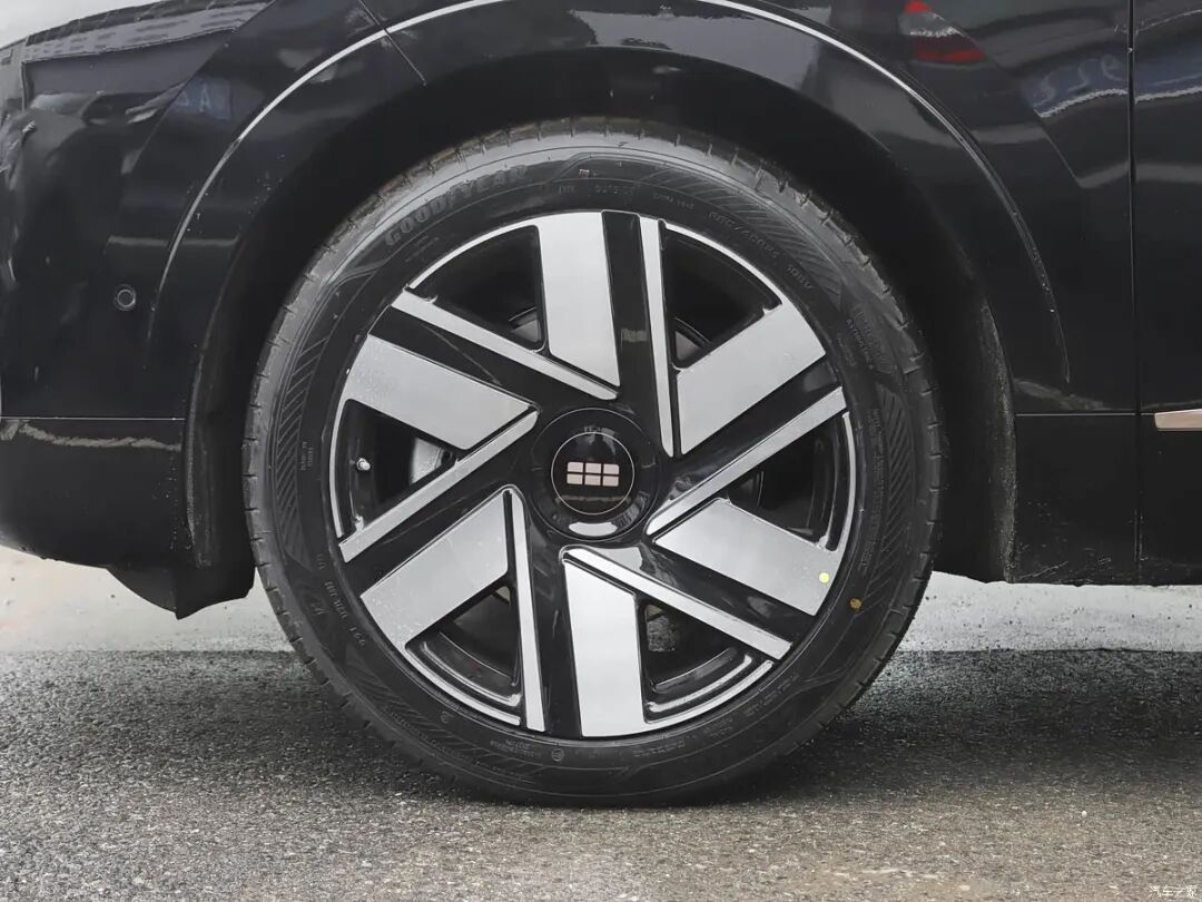 黑+金双拼配色，21英寸轮圈，30英寸大屏，续航超1300km！